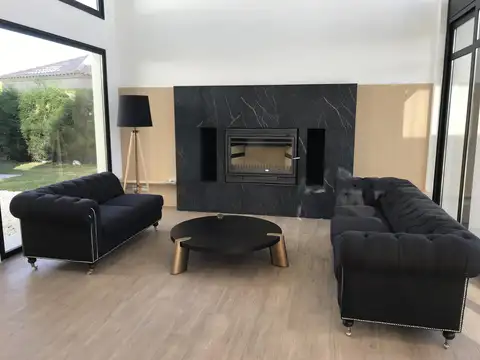 Casa 6 ambientes con 5 baños