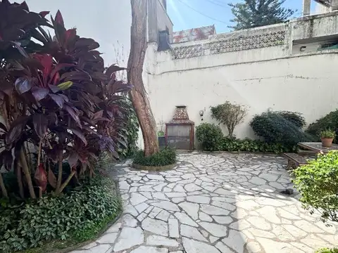 Departamento 4 ambientes con Patio Amplio y parrilla