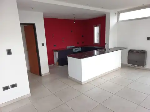 Casa en Alquiler con 3 cocheras