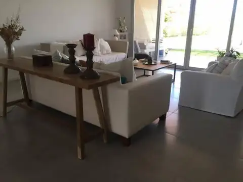 Casa 5 ambientes con 3 baños