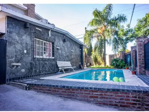 Casa tres dormitorios Parque Field. Patio, Piscina, Cochera.