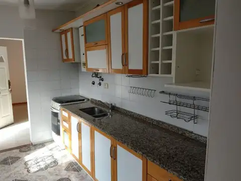 Casa tres dormitorios Parque Field. Patio, Piscina, Cochera.