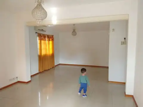 Casa 7 ambientes con 2 baños