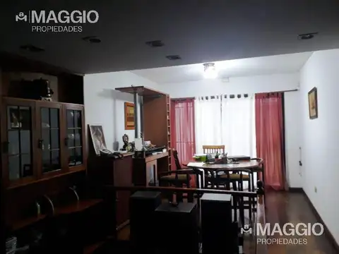 Casa en Venta con 3 cocheras