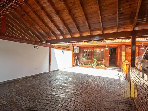 Casa 6 ambientes con 4 baños