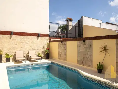 Impecable Triplex de 6 Ambientes con Pileta Climatizada y Detalles de Categoría.