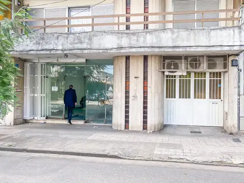 Local comercial, frente vidriado, cochera,  no expensas, zona centro