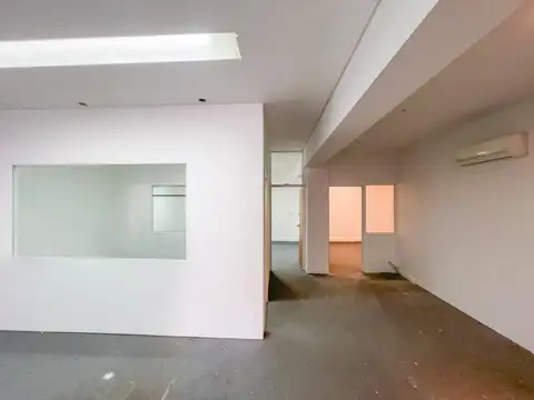 Local comercial, frente vidriado, cochera,  no expensas, zona centro