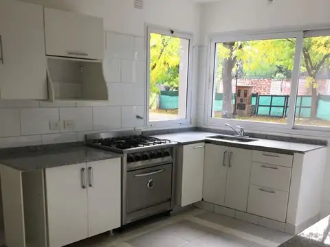 Casa 4 ambientes con 2 baños