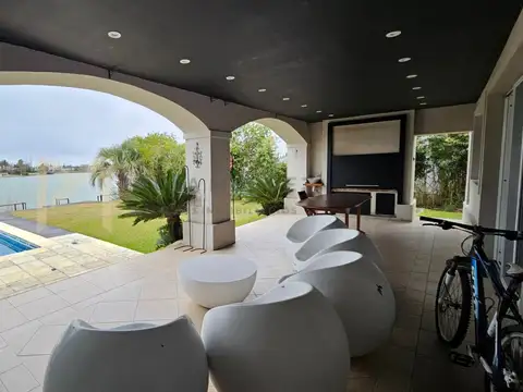 Casa 8 ambientes con 4 baños