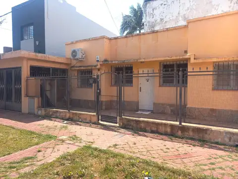 Casa en venta 2 dormitorios con patio y cochera