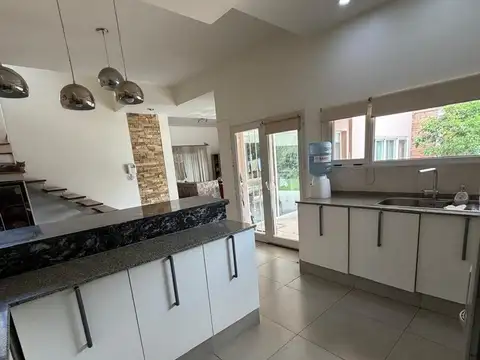 Casa 7 ambientes con 2 baños