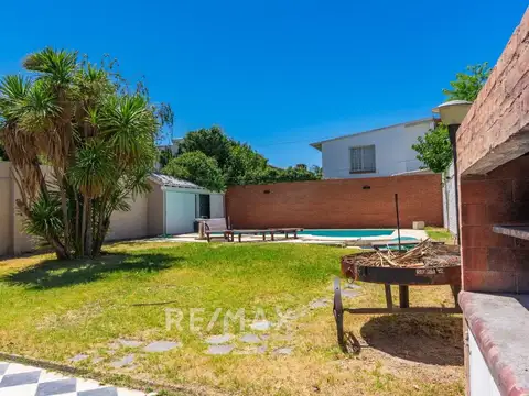 LOTE CON PILETA Y QUINCHO EN BARRIO MANZANAR