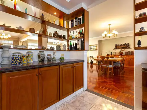 Casa en Alquiler con 4 cocheras