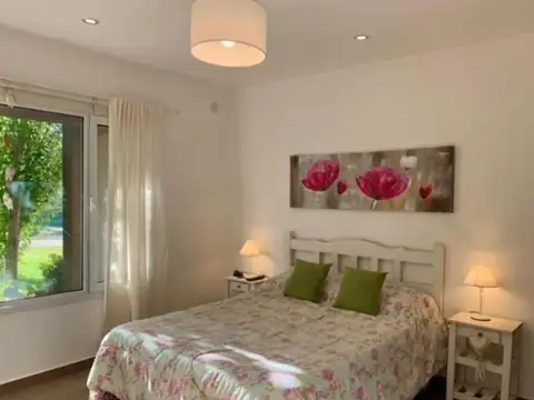 Casa en venta - 2 Dormitorios 1 Baño - Monte Hermoso