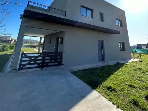 CASA DE 5 AMBIENTES EN VENTA EN BARRIO MAGALLANES.