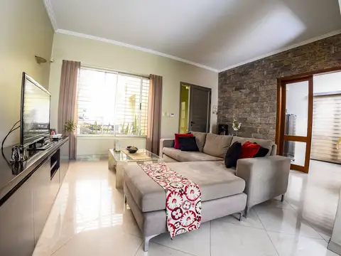 Casa en Venta con 3 cocheras