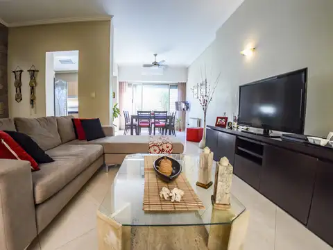 EXCELENTE CASA CON COCHERA PARA TRES VEHÍCULOS