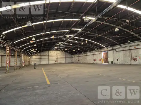 Deposito con imagen comercial sobre importante avenida