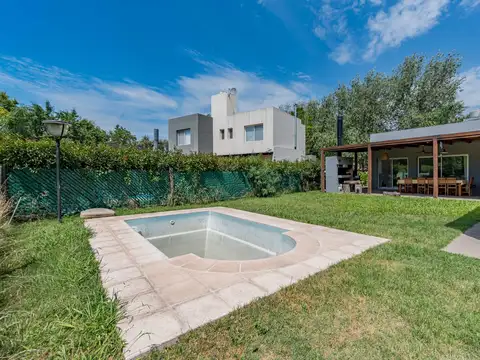 VENTA - Casa de 3 dormitorios, cochera doble y pileta - Pueblo Esther.