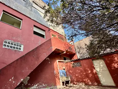 local comercial y amplio salón total 652 mts. cubiertos en 2 plantas