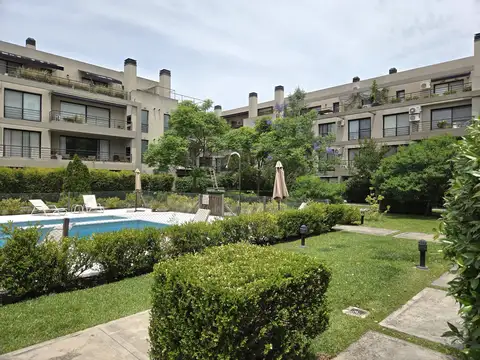 JARDIN PROPIO  IMPECABLE TOTAL  DA a PILETA orientacion ESTE