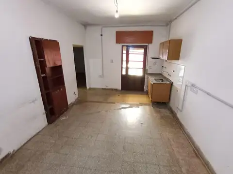 VENTA - BUENOS AIRES AL 800 - CASA DE PASILLO 2 DORMITORIOS MAS COMODIN - PH A RECICLAR EN PLANTA BAJA