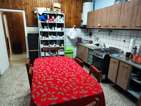 Casa con 2 Departamentos sobre Av Cabred Open Door