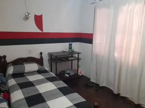 Casa 8 ambientes con 2 baños