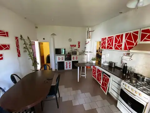 Casa 8 ambientes con 2 baños