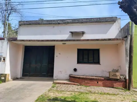 Venta de casa con lote de 500 m2  Luján escritura