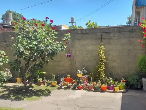 CASA S.LOTE PROPIO, COCHERA P. DOS AUTOS Y JARDIN