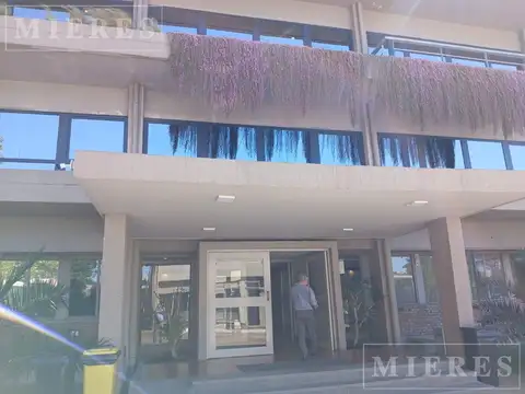 Debenedetti  al 3800 - Oficina 300 mts2 en Alquiler Sobre Colectora Panamericana - Olivos