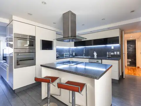 Departamento 8 ambientes con 6 baños