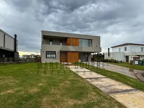 La Calesa, Pilará 100