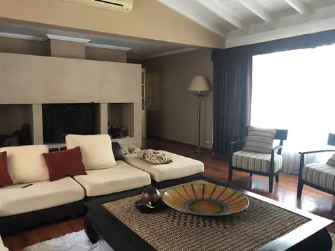 Casa 5 ambientes con 4 baños