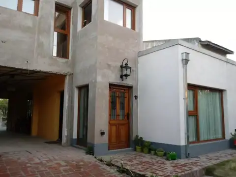 Casa en venta - 2 Dormitorios 2 Baños - Cocheras - 330Mts2 - Quequén