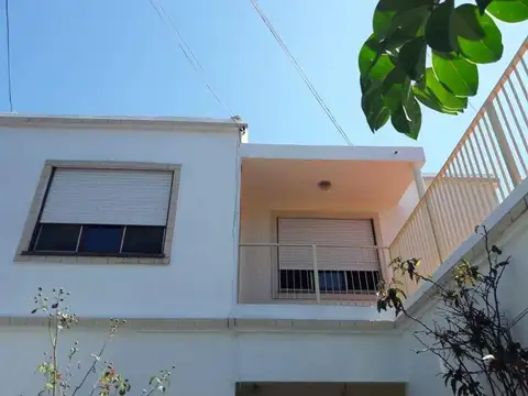 CASA  de 4 Ambientes PA. Hurlingham
