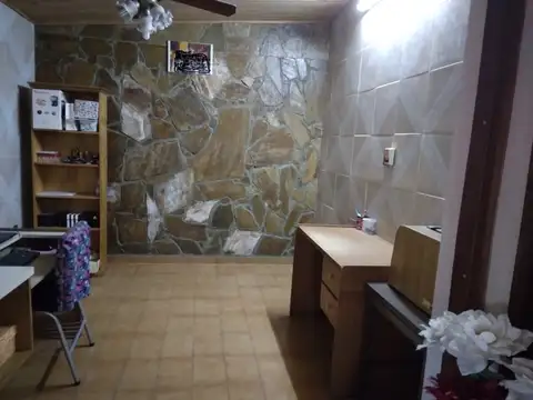 Casa 10 ambientes con 2 baños