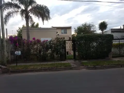 casa 4 ambientes con cochera y jardin