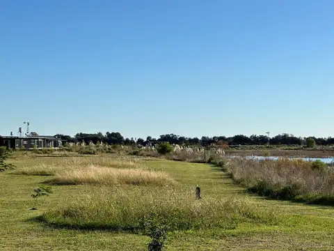 Barrio Laguna de las Pampas, Ruta 7 km 100