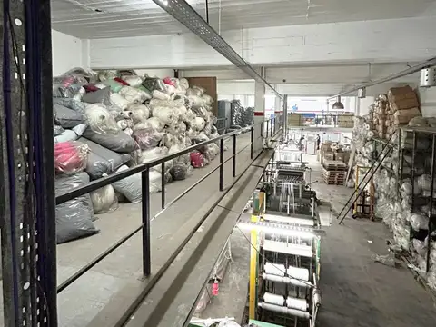 VENTA GALPON 900 MTS TRES PLANTAS VILLA LYNCH HABILITADO TEXTIL