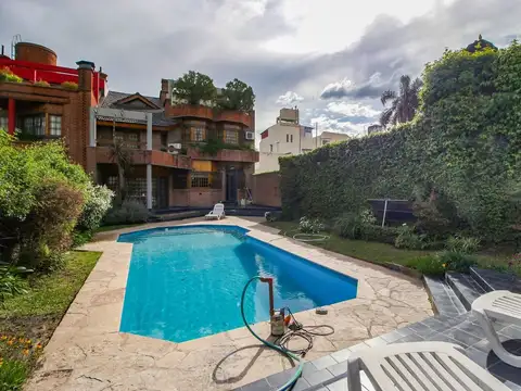 Casa en Venta con 3 cocheras