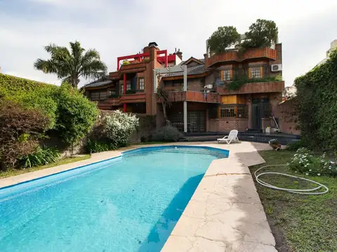 Casa 8 ambientes con 4 baños