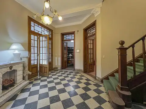 Casa 13 ambientes con 4 baños