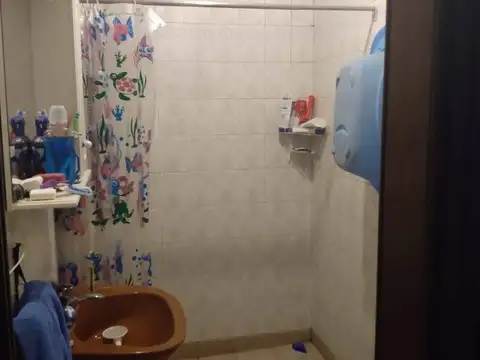 vendo 2 casas sobre lote de 10 x 30 a U$S 65000 en buen estado con entrada para 3 autos