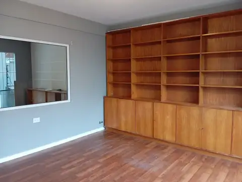 Oficina. A metros de rentas.  1 c/ de Est Mitre. 2 c/ del centro comercial de Olivos.