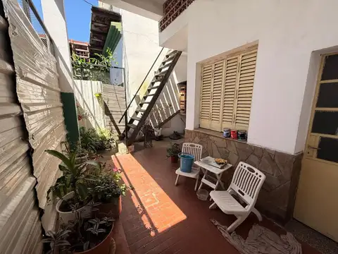 Venta casa de 2 plantas con 2 dormitorios, patio y terraza, Barrio Ludueña