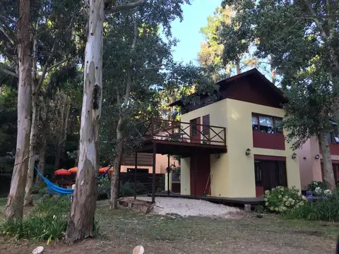 Casa en  dos plantas con amplio espacio verde