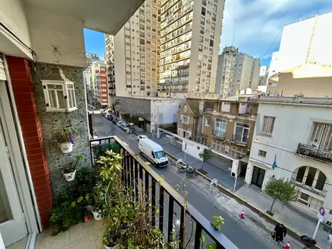 Oportunidad en Plaza Colón – Monoambiente al frente con balcón